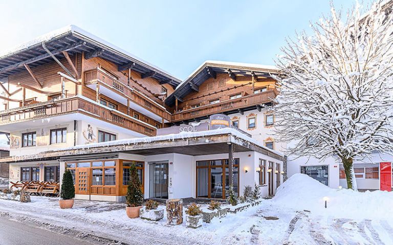 SCOL Sporthotel Zillertal Außenansicht Hotel Winter